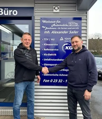 Kai Buschmann und Alexander Sailer geben sich vor der Werkstatt die Hand